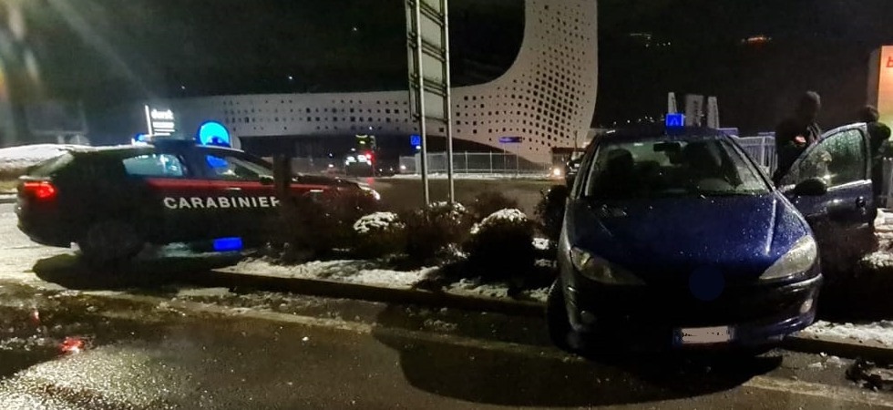 Guida ubriaco, senza patente e sotto effetto di droghe: bloccato un giovane che rischia fino a 10mila euro di multa